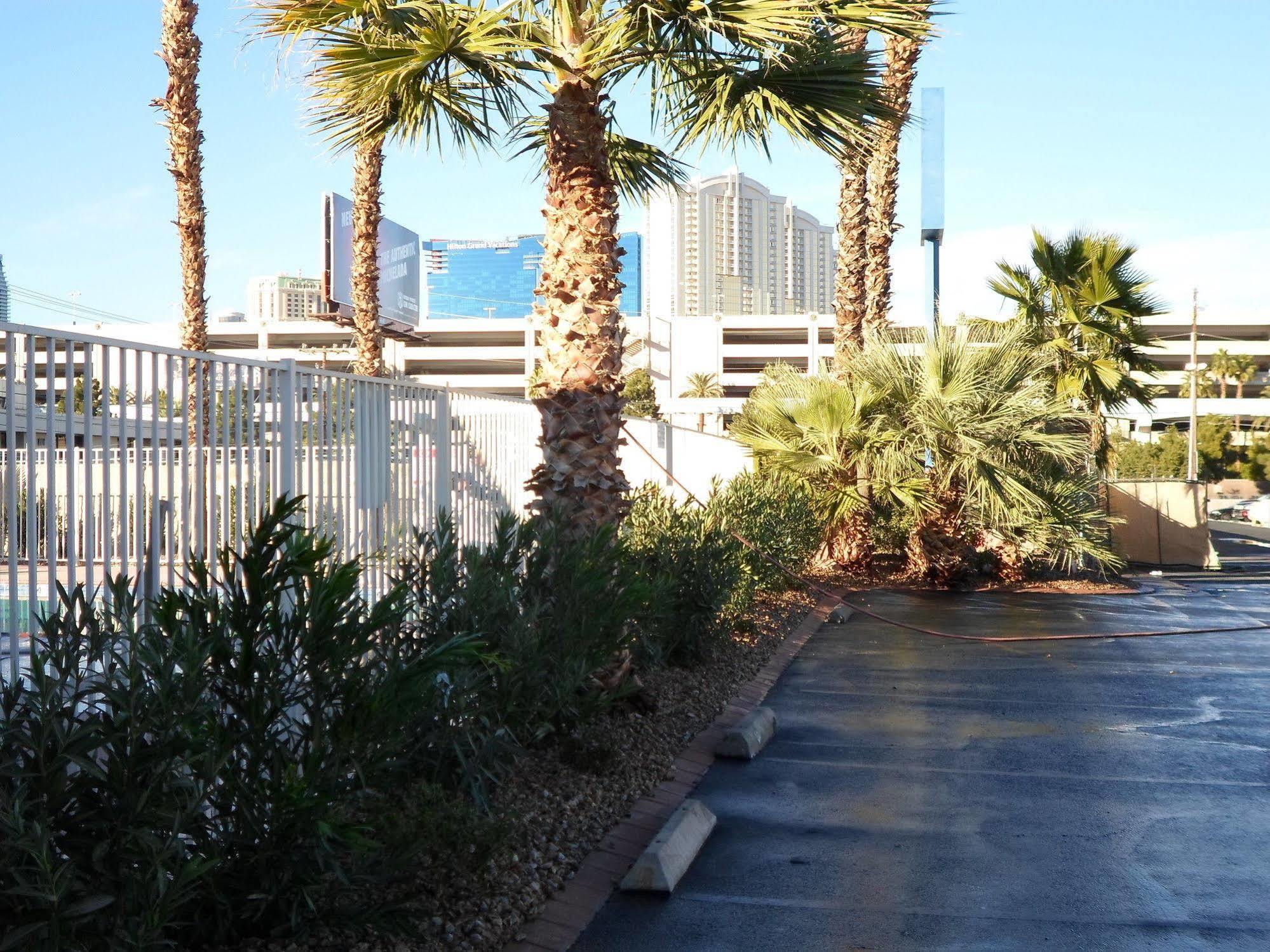Howard Johnson By Wyndham Las Vegas Near The Strip Eksteriør billede
